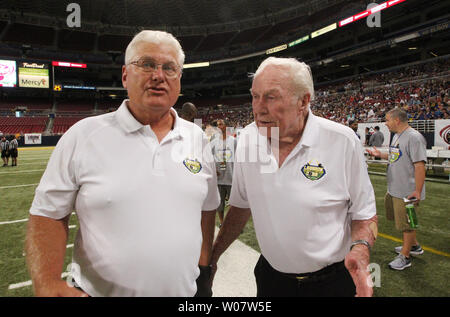 Ex San Louis Rams head coach Mike Martz (L) parla con il suo ex linea offensiva Coach Jim Hannifan prima di una carità bandiera del gioco del calcio presso il Dome in America's Center di San Louis sulla luglio 23, 2016. Quasi 40 membri della vecchia San Louis Rams Super Bowl team, sono la riproduzione di ciò che viene callled l'ultima partita di calcio nel vecchio Edward Jones Dome a beneficio del Issac Bruce Foundation. Bruce sostiene che i montoni i giocatori e tifosi non sono mai riuscito a dire goodby dopo che esso è stato annunciato il team si sta muovendo a Los Angeles lo scorso gennaio 2016. Foto di Bill Greenblatt/UPI Foto Stock