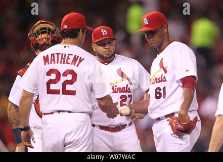 Louis Cardinals pitcher Alex Reyes mani il baseball off a manager di Mike Matheny come egli lascia il gioco nel settimo inning contro i New York Mets al Busch Stadium di St Louis il 23 agosto 2016. Foto di Bill Greenblatt/UPI Foto Stock