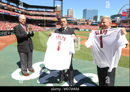 San Luigi capo di polizia Dotson Sam (R) e San Louis Fire Chief Dennis Jenkerson visualizzare le magliette fornite di thm da Missouri governatore Jay Nixon durante settembre 11 anniversario cerimonie prima il Milwaukee Brewers-St. Louis Cardinals Baseball gioco al Busch Stadium di San Louis il 11 settembre 2016. Foto di Bill Greenblatt/UPI Foto Stock