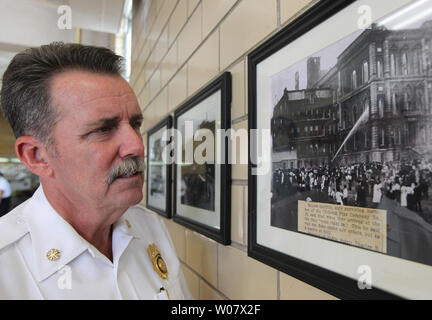 San Luigi Fire Chief Dennis Jenkerson ispeziona le fotografie di un incendio che ha provocato la morte di sei vigili del fuoco e altri quattro in San Louis durante cerimonie che segnano il 100 anniversario il 5 ottobre 2016. Christian Brothers College il fuoco era la più grande perdita di vita nella storia del San Luigi dei Vigili del Fuoco. Foto di Bill Greenblatt/UPI Foto Stock