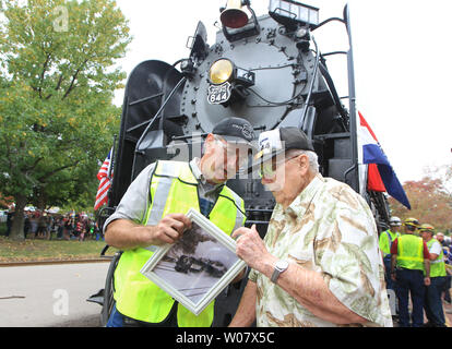 Ingegnere ed Dickens (L) di Cheyenne Wyoming presenta ex ingegnere Robert Rollins una fotografia della Union Pacific motore 844 quando Rollins azionata la vecchia locomotiva a vapore, durante una sosta in Kirkwood, Missouri, il 18 ottobre 2016. Rollins è l'ultimo ingegnere vivente del n. 844 oltre a Dickens. Il 844 è stata l'ultima locomotiva a vapore erogato a Union Pacific nel 1944. Il treno sta facendo il suo modo a Memphis per un evento speciale. Foto di Bill Greenblatt/UPI Foto Stock