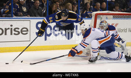 Louis Blues chiodo Yakupov della Russia è inviato come airborn lubrificatori de Edmonton Kris Russell spinge il puck lontano dall'obiettivo mentre lubrificatori goaltender Cam Talbot guarda nel primo periodo al Scottrade Center di San Louis su dicembre 19, 2016. Foto di BIll Greenblatt/UPI Foto Stock