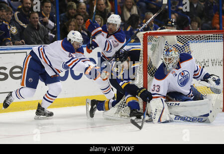 Lubrificatori de Edmonton Kris Russell (L) forze St. Louis Blues Jaden Schwartz in rete come goaltender lubrificatori in Cam Talbot difende nel primo periodo al Scottrade Center di San Louis su dicembre 19, 2016. Foto di BIll Greenblatt/UPI Foto Stock