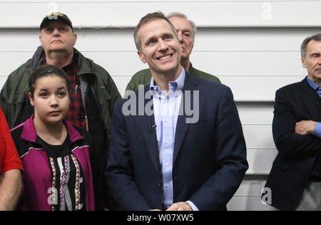 Missouri governatore eletto Eric Greitens stand con i sostenitori prima di prendere la fase in Maryland Heights, Missouri durante il suo 'Grazie' tour dello Stato del Missouri il 7 gennaio 2017. Greitans prenderà il giuramento di diventare Missouri's 56th governatore il 9 gennaio 2017 nella città di Jefferson, Missouri. Foto di Bill Greenblatt/UPI Foto Stock