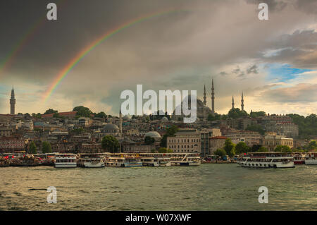 Quartiere Eminonu vecchie case con la moschea di Suleymaniye sulla parte superiore, vista dal Corno d'oro. Giugno 26, 2019, Istanbul, Turchia Foto Stock