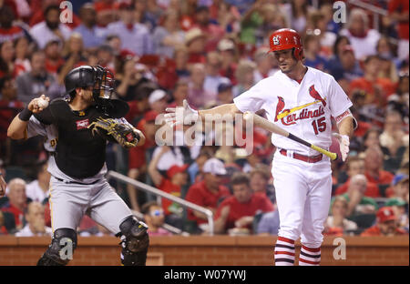 Louis Cardinals Randal Grichuk getta la sua bat dopo aver depennato in quinta inning contro i pirati di Pittsburgh al Busch Stadium di St Louis il 18 aprile 2017. Foto di Bill Greenblatt/UPI Foto Stock