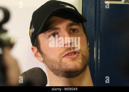 Louis Blues team captail Alex Pietrangelo parla con i giornalisti in spogliatoio al Scottrade Center di San Luigi il 9 maggio 2017. Il Blues sono state eliminate da Stanley Cup Playoffs dopo essere stato sconfitto da Nashville Predators, quattro giochi a due nel secondo turno. Foto di Bill Greenblatt/UPI Foto Stock