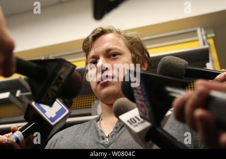 Louis Blues Vladimir Tarasenko della Russia parla con i giornalisti nel team Locker room al Scottrade Center di San Luigi il 9 maggio 2017. Il Blues sono state eliminate da Stanley Cup Playoffs dopo essere stato sconfitto da Nashville Predators, quattro giochi a due nel secondo turno. Foto di Bill Greenblatt/UPI Foto Stock