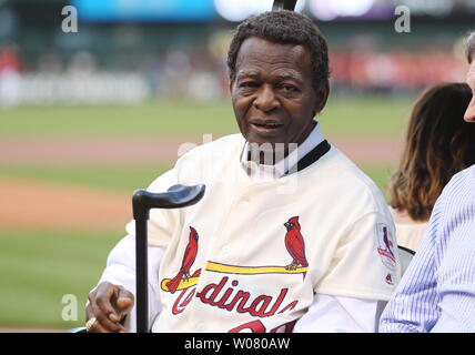 Ex St. Louis Cardinals e membro della National Baseball Hall of Fame, Lou Brock, gite in un carrello da golf dopo le cerimonie di commemorazione del cinquantesimo anniversario della 1967 serie mondiale tra Boston Red Sox e St. Louis Cardinals al Busch Stadium di St Louis, 17 maggio 2017. Foto di Bill Greenblatt/UPI Foto Stock