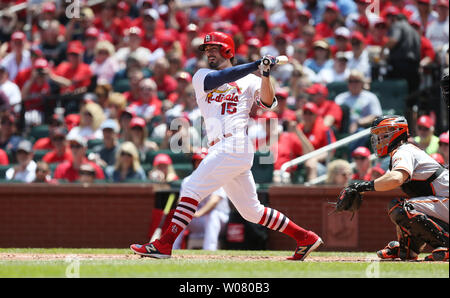 Louis Cardinals Randal Grichuk altalene, colpendo un tre RBI double nel secondo inning contro i San Francisco Giants al Busch Stadium di St Louis il 21 maggio 2017. Foto di Bill Greenblatt/UPI Foto Stock