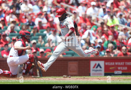 Philadelphia Phillies Odubel Herrera salta fuori il modo di buttare a St. Louis Cardinals catcher Eric friggitrice come egli punteggi nel primo inning al Busch Stadium di St Louis il 11 giugno 2017. Foto di Bill Greenblatt/UPI Foto Stock