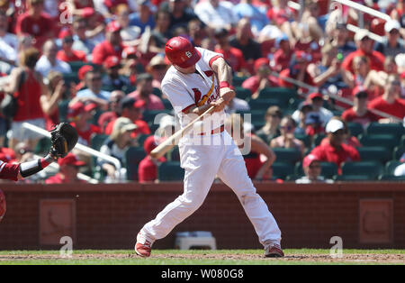 Louis Cardinals catcher Eric friggitrice altalene, colpendo un RBI singolo nella sesta inning contro il Philadelphia Phillies al Busch Stadium di St Louis il 11 giugno 2017. San Luigi sconfitto Filadelfia 6-5. Foto di Bill Greenblatt/UPI Foto Stock