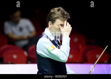 Ken Doherty di Repubblica di Irlanda considera un colpo in Irlanda del Nord nel gruppo B corrispondere durante il Beverly 2019 Snooker di Coppa del Mondo a Wuxi, Cina orientale della provincia di Jiangsu, 26 giugno 2019. Repubblica di Irlanda ha sconfitto l'Irlanda del Nord 4-1. Foto Stock