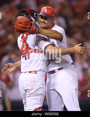 Louis Cardinals pitcher Tuivailala Sam e catcher Eric friggitrice festeggiare il terzo out e un 14-7 conquistare il Miami Marlins al Busch Stadum a St Louis il 3 luglio 2017. Foto di Bill Greenblatt/UPI Foto Stock