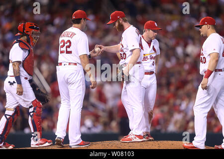 Louis Cardinals manager di Mike Matheny prende il baseball dalla brocca Giovanni Brebbia nel settimo inning contro i New York Mets al Busch Stadum a St Louis il 7 luglio 2017. Foto di Bill Greenblatt/UPI Foto Stock