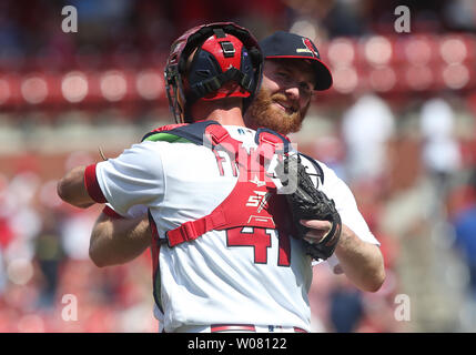 Louis Cardinals pitcher Giovanni Brebbia e catcher Eric friggitrice festeggiare il terzo out e un 6-0 conquistare i New York Mets al Busch Stadum a St Louis il 9 luglio 2017. Foto di Bill Greenblatt/UPI Foto Stock