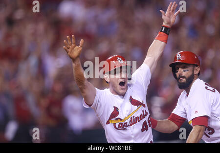 Louis Cardinals Harrison Bader (L) celebra dopo aver toccato home plate per la vincente con il suo compagno di squadra Matt Carpenter nel nono inning contro il Colorado Rockies al Busch Stadium di St Louis sulla luglio 24, 2017.Bader, rendendo il suo grande debutto della lega, segnato dalla terza base su un sacrificio di volare la sfera fuori la bat di Jedd Gyorko. Foto di Bill Greenblatt/UPI Foto Stock