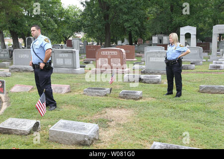 Università della polizia della città di sostare nelle vicinanze di una cerimonia di riconsacrazione a Chesed Shel emet cimitero in città universitaria, Missouri il 6 agosto 2017. Oltre 100 lapidi vennero fatti cadere sopra o distrutte al 124-anno-vecchio cimitero Ebreo il 20 febbraio 2017. Nessuno è stato arrestato o assunto la responsabilità per il danno. Foto di Bill Greenblatt/UPI Foto Stock