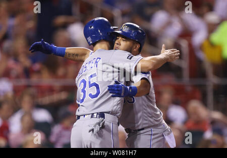 Kansas City Royals Melky Cabrera (R) è abbracciata a casa la piastra da Eric Hosmer, dopo aver toccato un due run home run nella quinta inning contro il St. Louis Cardinals al Busch Stadium di St Louis il 9 agosto 2017. Foto di Bill Greenblatt/UPI Foto Stock