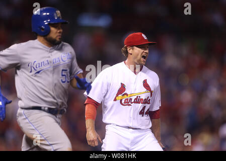 Louis Cardinals pitcher Trevor Rosenthal grida fuori come il terzo out è realizzato sulla Kansas City Royals Melky Cabrera termina il gioco e un 8-5 vincere al Busch Stadium di St Louis il 9 agosto 2017. Foto di Bill Greenblatt/UPI Foto Stock