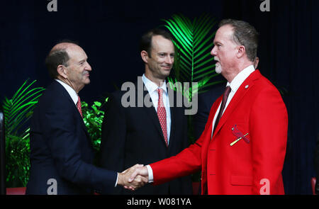 Recentemente introdotto St. Louis Cardinals Hall of Fame stati Mark McGwire (R) scuote le mani con St. Louis Cardinals Presidente Bill DeWitt Jr. durante il St. Louis Cardinals Hall of Fame cerimonie di induzione di San Louis il 26 agosto 2017. McGwire ha giocato 4 anni e mezzo con i Cardinali rompendo Roger Maris' home run record, colpendo 70 home run nel 1998 ed è ora il banco pullman per San Diego Padres. Foto di Bill Greenblatt/UPI Foto Stock