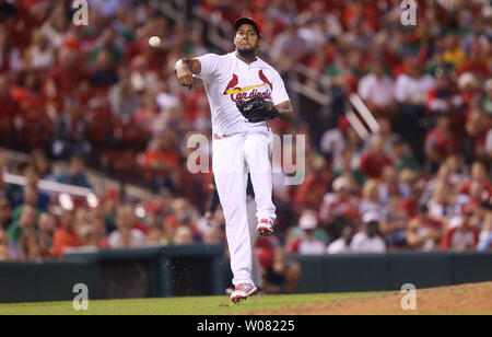 Louis Cardinals lanciatore Juan Nicasio rende difficile buttare per ottenere i pirati di Pittsburgh David Freese alla prima base nell'ottavo inning al Busch Stadium di San Louis il 8 settembre 2017. Foto di Bill Greenblatt/UPI Foto Stock