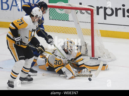 Pittsburgh Penguins goaltender Matt Murray si delinea per spingere il puck lontano da San Louis Blues Alexander Steen nel secondo periodo al Scottrade Center di San Louis il 11 febbraio 2018. Aiutare i pinguini è Evegni Malikn dalla Russia. Foto di Bill Greenblatt/UPI Foto Stock