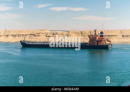 Ismailia, Egitto - 5 Novembre 2017: Prodotti Petroliferi Tanker Storm Alexandra nave passando il nuovo canale di Suez vicino a Ismailia, Egitto, Africa. Foto Stock