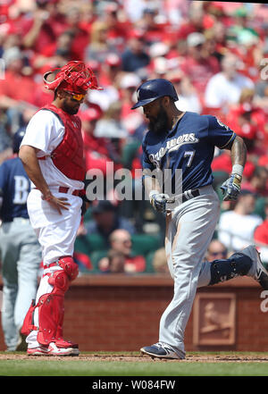 Louis Cardinals catcher Francisco Peña orologi come Milwaukee Brewers Eric Thames tocca la piastra home dopo aver colpito un assolo home run nella terza inning al Busch Stadium di St Louis on April 11, 2018. Milwaukee sconfitto St. Louis 3-2. Foto di Bill Greenblatt/UPI Foto Stock