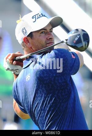 Giocatore di golf PGA Adam Scott di Australia guarda il suo tee-shot sul primo tee durante il giorno 2 del campionato di PGA a Bellerive Country Club in città e paese, Missouri il 10 agosto 2018. Foto di Bill Greenblatt/UPI Foto Stock