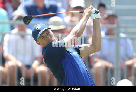 Giocatore di golf PGA Jordan Spieth prende il suo tee-shot dal primo foro durante il terzo round di gioco il campionato di PGA a Bellerive Country Club in città e paese, Missouri il 11 agosto 2018. Foto di Bill Greenblatt/UPI Foto Stock