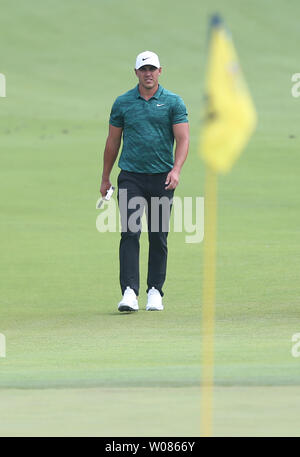 Giocatore di golf PGA Brooks Koepka passeggiate in undicesimo fairway prima di vincere il centesimo campionato di PGA a Bellerive Country Club in città e paese, Missouri il 12 agosto 2018. Koepka shot un 66, 16 sotto par per vincere. Foto di Bill Greenblatt/UPI Foto Stock