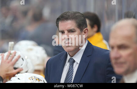 Nashville Predators head coach Peter Laviolette Jr.orologi il ricorso contro il St. Louis Blues nel primo periodo presso il centro aziendale di San Luigi il 23 novembre 2018. Foto di Bill Greenblatt/UPI Foto Stock