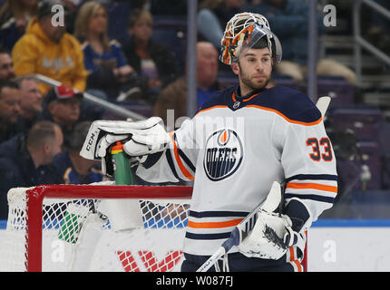 Lubrificatori de Edmonton goaltender Cam Talbot prende una pausa dopo la St Louis Blues segnare un gol contro di lui nel primo periodo presso il centro aziendale di San Luigi il 5 dicembre 2018. Edmonton ha vinto il gioco 3-2 in una sparatoria. Foto di Bill Greenblatt/UPI Foto Stock