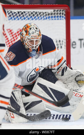 Lubrificatori de Edmonton goaltender Cam Talbot rende un bastone salva nel traffico contro il St. Louis Blues nel primo periodo presso il centro aziendale di San Luigi il 5 dicembre 2018. Edmonton ha vinto il gioco 3-2 in una sparatoria. Foto di Bill Greenblatt/UPI Foto Stock