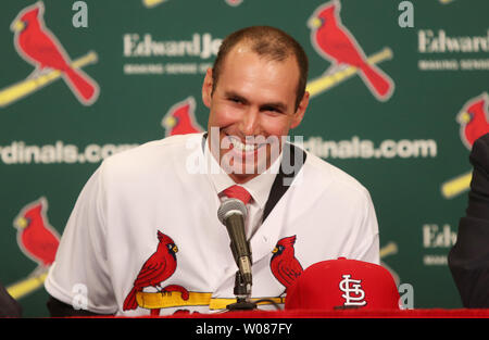 Ex Arizona Diamondbacks primo baseman Paolo Goldschmidt, sorrisi come egli risponde alle domande mentre viene introdotto al reporter al Busch Stadium di St Louis il 7 dicembre 2018. Goldschmidt è stato commerciato a Saint Louis per Luca Weaver, Carson Kelly, Andy giovane e un round B di progetto di compensazione di prelievo. Goldschmidt, 31, è un due volte MVP runner-up che ha mediato tra 31 e 105 RBIs per 162 giochi in tutta la sua carriera. Foto di Bill Greenblatt/UPI Foto Stock