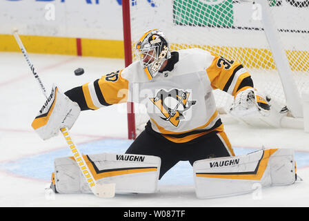 Pittsburgh Penguins goaltender Matt Murray bussa il puck lontano nel terzo periodo contro il St. Louis Blues presso il centro aziendale di San Louis su dicembre 29, 2018. Pittsburgh sconfitto St. Louis 6-1. Foto di Bill Greenblatt/UPI Foto Stock