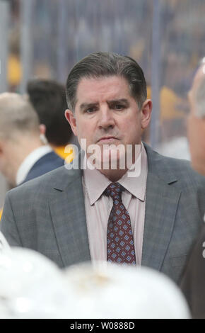 Nashville Predators head coach Peter Laviolette orologi il ricorso contro il St. Louis Blues nel primo periodo presso il centro aziendale di San Luigi il 9 febbraio 2019. San Luigi sconfitto Nashville 3-2. Foto di Bill Greenblatt/UPI Foto Stock