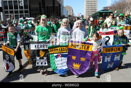 Bambini marzo con i banner di Irlanda durante il San Patrizio parata del giorno di San Luigi il 16 marzo 2019. Photoi da Bill Greenblatt/UPI Foto Stock