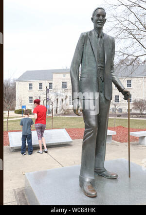 I visitatori di leggere circa la statua a grandezza naturale di Robert Pershing Wadlow, in un parco a Alton, Illinois, il 23 marzo 2019. Wadlow, che era nato a Alton, Illinois nel 1918, misurato 8 ft 11.1 pollici ed era conosciuto come il più alto uomo che ha sempre vissuto al momento della sua morte nel 1940, all'età di 22. Watlow, che pesato 439 libbre, divenne una celebrità dopo la sua 1936 tour negli Stati Uniti con i fratelli Ringling Circus, eventualmente lavorare per la calzatura internazionale azienda che ha fornito il suo 37 AA taglia che lui gratuitamente. Foto di Bill Greenblatt/UPI Foto Stock