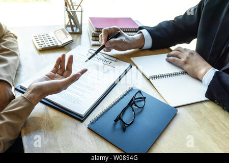 Startup business persone brainstorming di gruppo sulla riunione per la pianificazione del progetto di investimento di lavoro e di strategia di business facendo conversazione con partner Foto Stock