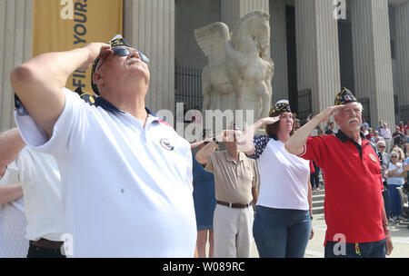 Veterani salutate come la bandiera americana viene sollevato prima del Memorial Day cerimonie presso il Memoriale di soldati a San Louis il 27 maggio 2019. 554 nomi di San Louisian morti di guerra dalla Guerra Mondiale 1 sono state lette e piccole bandierine americane sono state poste in erba vicino al memoriale. Soldati Memorial è stato dedicato il 30 maggio 1938 e appena hanno subito un completo restauro. Foto di Bill Greenblastt/UPI Foto Stock