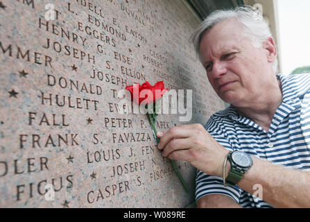 Mike Favazza colloca un fiore su una parete commemorativa per il suo zio Frank Favazza prima del Memorial Day cerimonie presso il Memoriale di soldati a San Louis il 27 maggio 2019. 554 nomi di San Louisian morti di guerra dalla Guerra Mondiale 1 sono state lette e piccole bandierine americane sono state poste in erba vicino al memoriale. Soldati Memorial è stato dedicato il 30 maggio 1938 e appena hanno subito un completo restauro. Foto di Bill Greenblastt/UPI Foto Stock