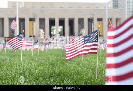 554 piccole bandierine americane in onda la brezza durante il Memorial Day cerimonie presso il Memoriale di soldati a San Louis il 27 maggio 2019. 554 nomi di San Louisian morti di guerra dalla Guerra Mondiale 1 sono state lette a voce alta. Soldati Memorial è stato dedicato il 30 maggio 1938 e appena hanno subito un completo restauro. Foto di Bill Greenblastt/UPI Foto Stock