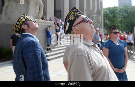 Veterani guarda come la bandiera americana viene sollevato prima del Memorial Day cerimonie presso il Memoriale di soldati a San Louis il 27 maggio 2019. 554 nomi di San Louisian morti di guerra dalla Guerra Mondiale 1 sono state lette e piccole bandierine americane sono state poste in erba vicino al memoriale. Soldati Memorial è stato dedicato il 30 maggio 1938 e appena hanno subito un completo restauro. Foto di Bill Greenblastt/UPI Foto Stock