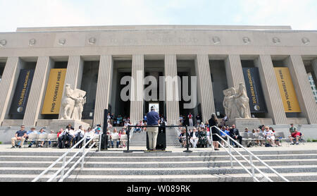 I nomi di 554 San Louisian morti di guerra dalla Guerra Mondiale 1 vengono lette ad alta voce durante le cerimonie a soldati Memorial a St Louis il 27 maggio 2019. 554 mall bandierine americane sono state poste in erba vicino al memoriale. Soldati Memorial è stato dedicato il 30 maggio 1938 e appena hanno subito un completo restauro. Foto di Bill Greenblastt/UPI Foto Stock