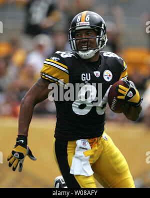 Pittsburgh Steelers Hines Ward tira in un pass e corre per un primo verso il basso contro la Houston Texans durante il primo trimestre a Heinz Field di Pittsburgh, in Pennsylvania il 7 settembre 2008. (UPI foto/Stephen lordo) Foto Stock