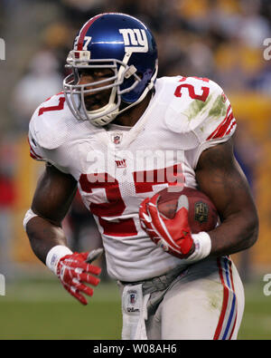 New York Giants Brandon Jacobs corre per un primo verso il basso nel secondo trimestre contro Pittsburgh Steelers a Heinz Field di Pittsburgh, in Pennsylvania, il 26 ottobre 2008. (UPI foto/Stephen lordo) Foto Stock