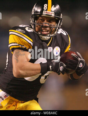 Pittsburgh Steelers Hines Ward (86) tira in un sorpasso ai danni di San Diego Chargers nel secondo trimestre dell'AFC playoff divisionale gioco all'Heinz Field on gennaio 11, 2009 a Pittsburgh, in Pennsylvania. (UPI foto/Stephen M. lordo) Foto Stock