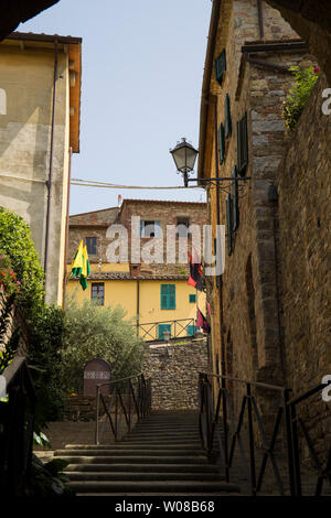 Antica scalinata pedonale a Lucignano antico borgo medievale, Italia. Colpo verticale. Foto Stock